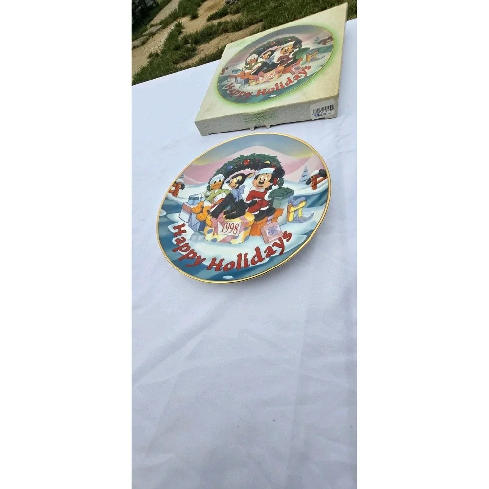 1998 Disney Collectible Happy Holidays 7.5